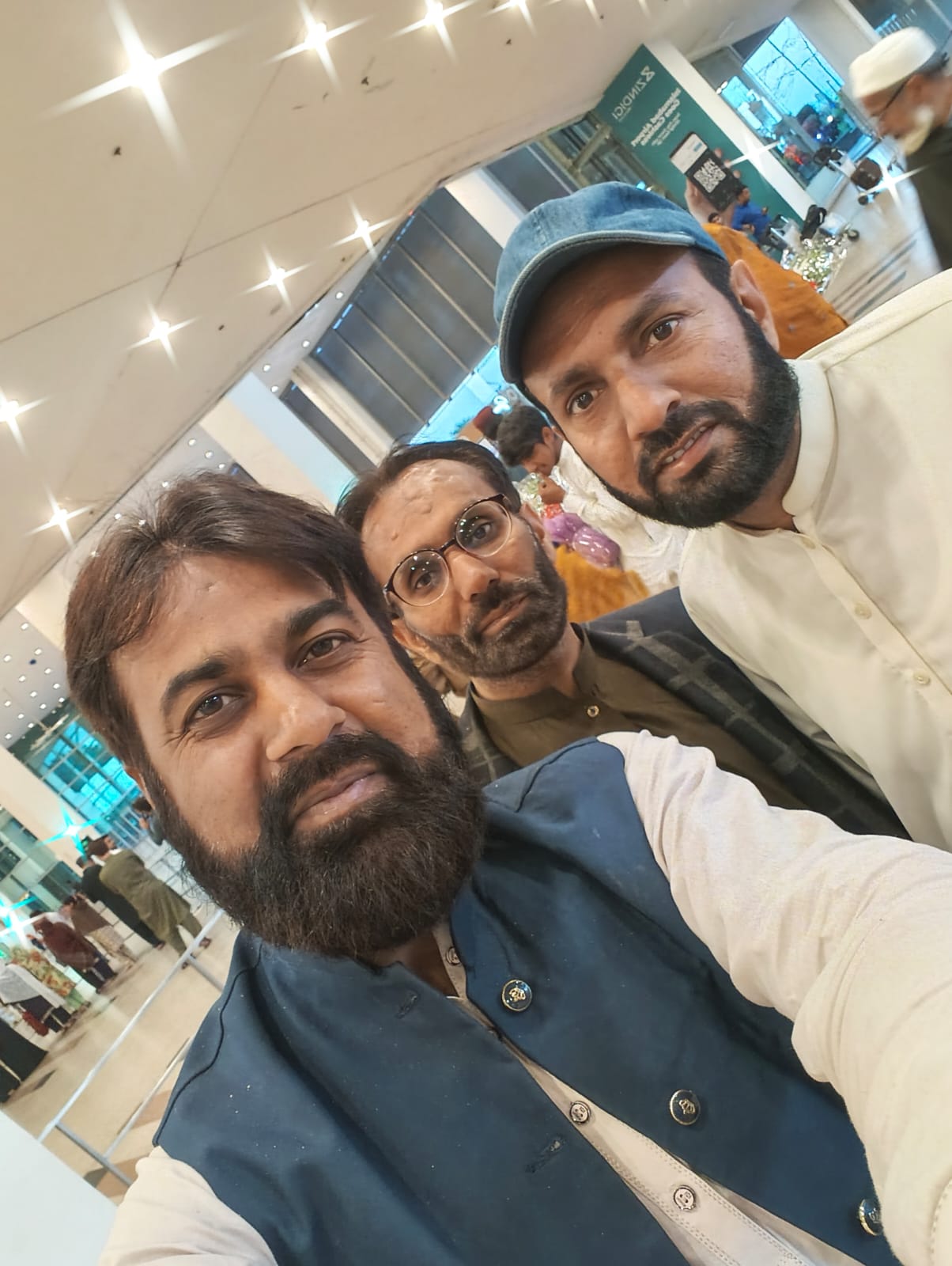 ہماری سوسائٹی کے بہت ہی پیارے ممبر حافظ محمد فیض الرحمن کو پاکستان آنے پر خوش امدید کہتے ہیں